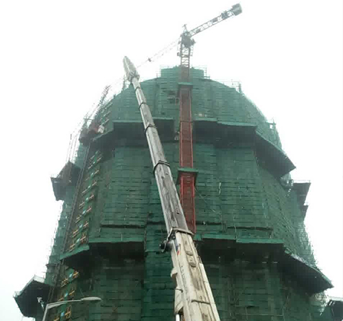 山南市吊车在工地上作业